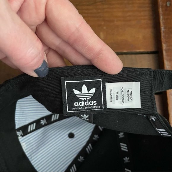 Adidas Black 🧢 baseball cap. Gently used very nice condition. Unisex - Picture 4 of 5